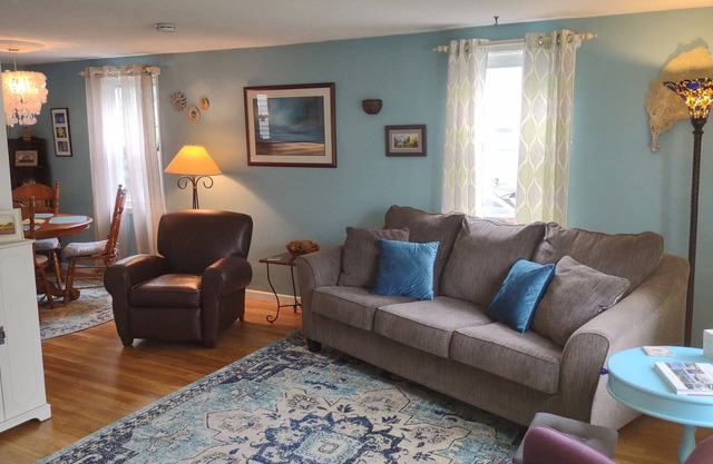 Cozy townhouse a mile to beaches and downtown Newport