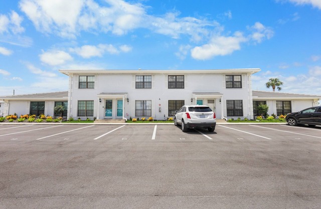Cozy townhouse centrally located on the island