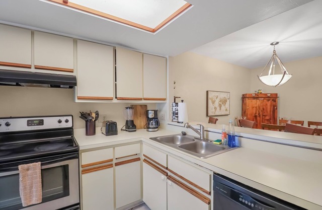 Cozy Townhouse in Gainesville Close to Oaks Mall!