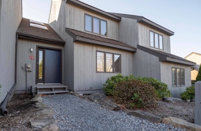 Cozy townhouse steps away from Windham Mountain- zip code 12496