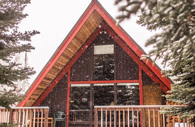Cozy traditional A-frame Cabin, SKI IN AND OUT!