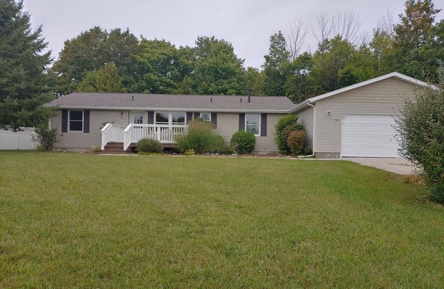 Cozy Traverse City Hilltop Retreat 3 BD & 2 BTH