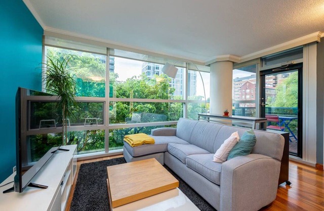 Cozy Treehouse at Burrard (1 Bedroom Condo)