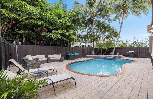 Cozy Tropical Pool Retreat in Miami
