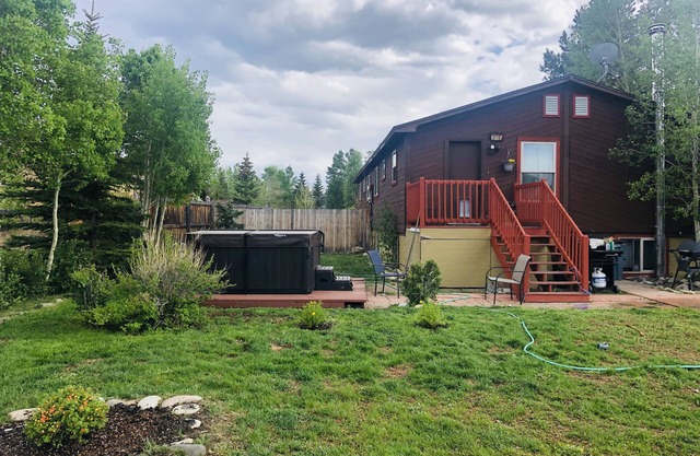 Cozy two Bedroom close to lake. Dogs Allowed. Semi private Hot Tub. Large Yard.