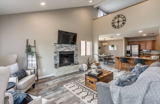 Cozy, Unique, Clean Condo with pool, walking distance from Sabino Canyon Tours!