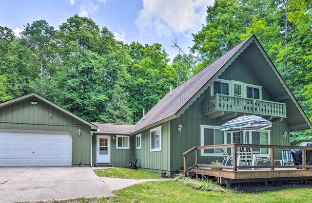 Cozy Up North Cottage in Heart of Winter Sports!