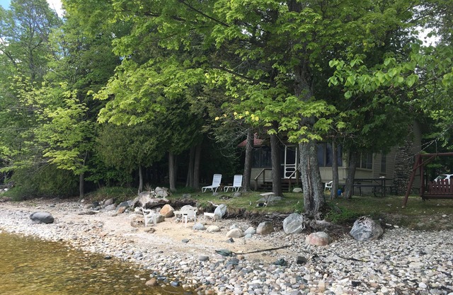 Cozy "up north" waterfront cottage. Fireplace. Short walk to town.