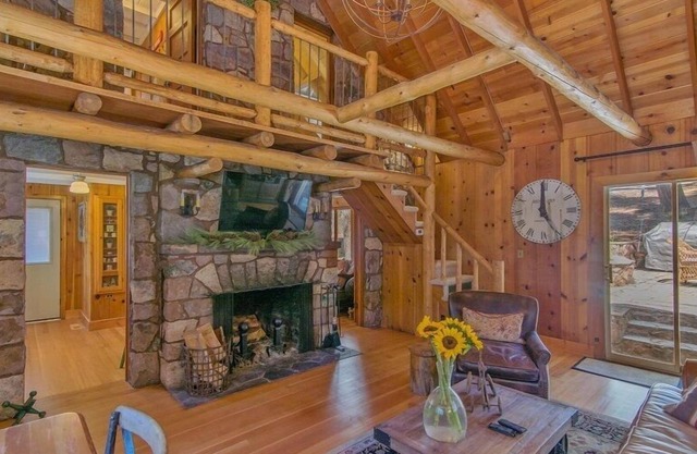 Cozy Updated Cabin, Close to Tahoe City, Less Than 10 Miles to Ski Slopes