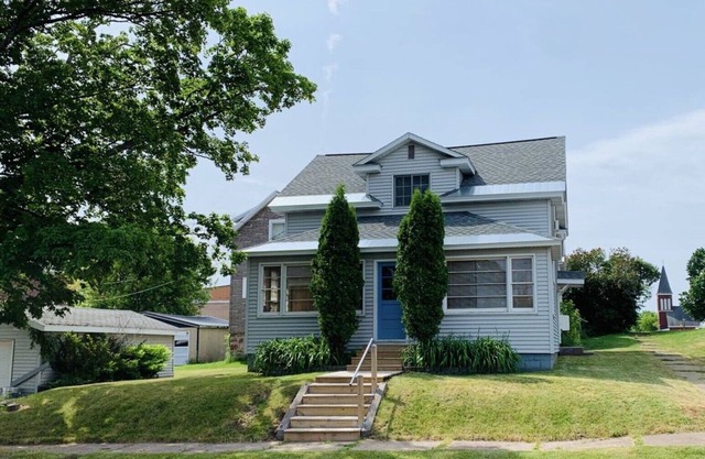 Cozy, updated, near the lake and 5 minutes to ski hills.