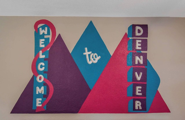Cozy upper Brick Ranch Near Downtown Denver, Zoo & Museum with King beds.