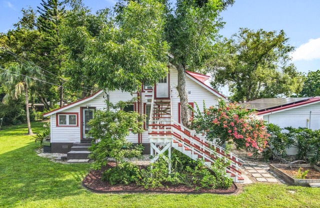 Cozy Upper Duplex | 20 Min to Disney & Nightlife!