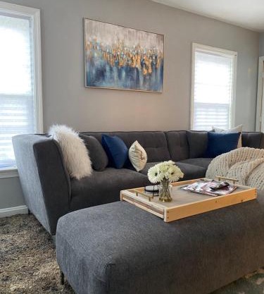 Cozy, Upstairs Apartment Pets Welcome with fee Family Friendly Close to Everything