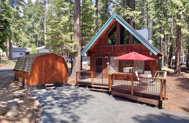 Cozy Conifer Cabin in the Country Club at Lake Almanor