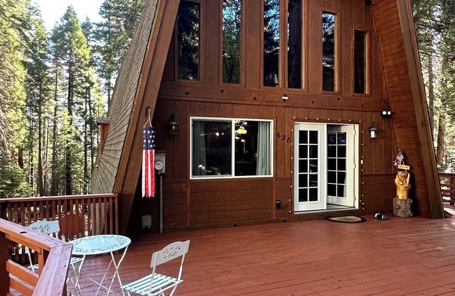 Cozy cabin retreat among the trees. Charming 3 bedroom/2 bath with hot tub.