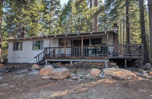 Cozy 2-bedroom Cabin in Lake Almanor Country Club with ample parking
