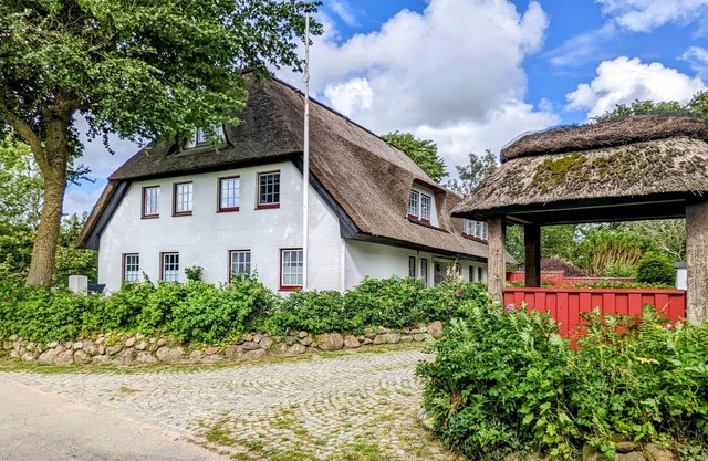 Cozy vacation apartment for two people in Vollerwiek near St.