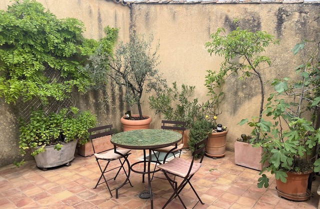 Cozy vacation home in picture-book village, 2 km to the beach at the Pont du Gard