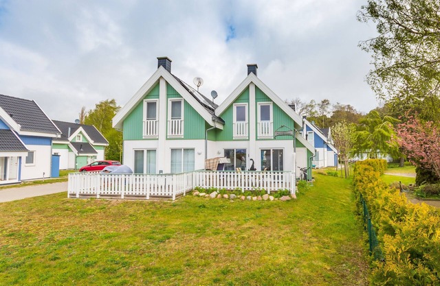 Cozy vacation home near the beach with infrared cabin & fireplace