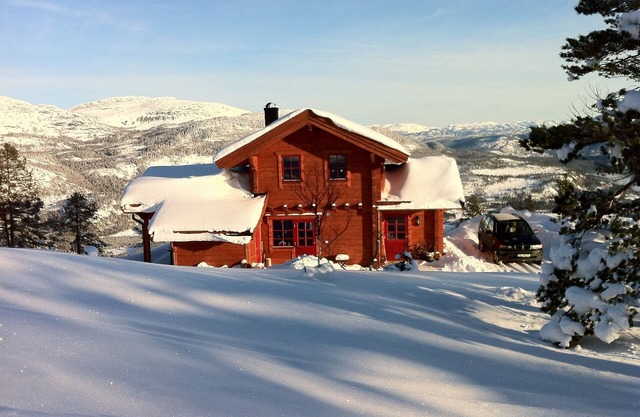 Cozy vacation home with views of mountains & lakes; in the middle of the ski area