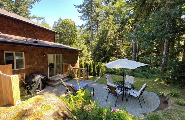 Cozy, very clean, forest setting. New King bed, tranquil space, close to town.