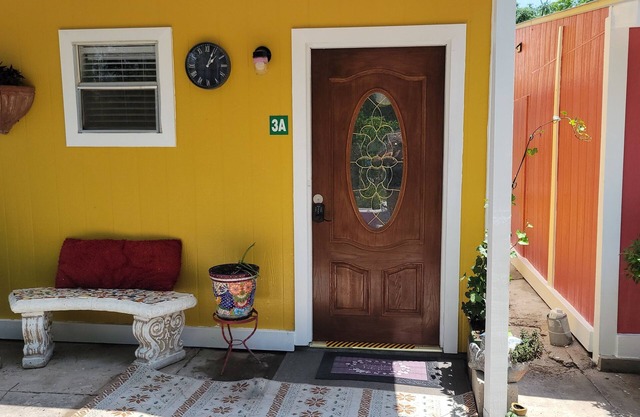 Cozy Villa 10 minutes walk to riverwalk, Hemispher park and convenstion center.