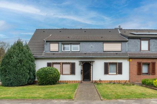 Cozy villa with garden, balcony and parking area in Düsseldorf