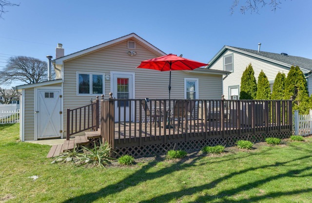 Cozy Villas Cottage w/Deck, 1/2 Block to Beach!