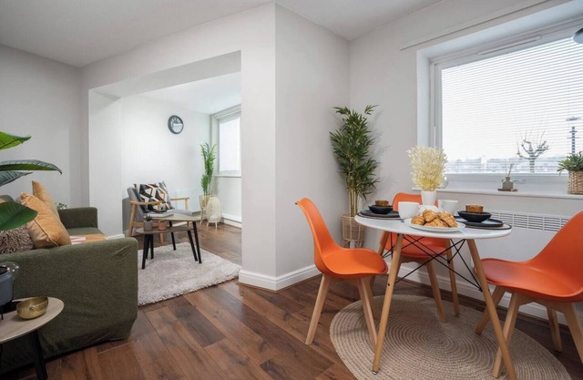 Cozy Waterfront Apartment w/Free Parking & Wi-Fi