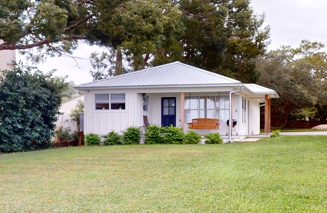 Cozy waterfront cottage, pet friendly w/AC, deck and shared dock