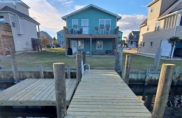 Cozy Waterfront beach cottage with private dock and gorgeous views!