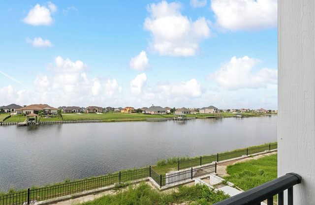 Cozy Waterfront 2-bedroom apartment in serene Slidell