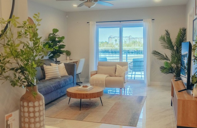 Cozy Waterfront Condo w/Pool. Near Beaches, Restaurants & Attractions