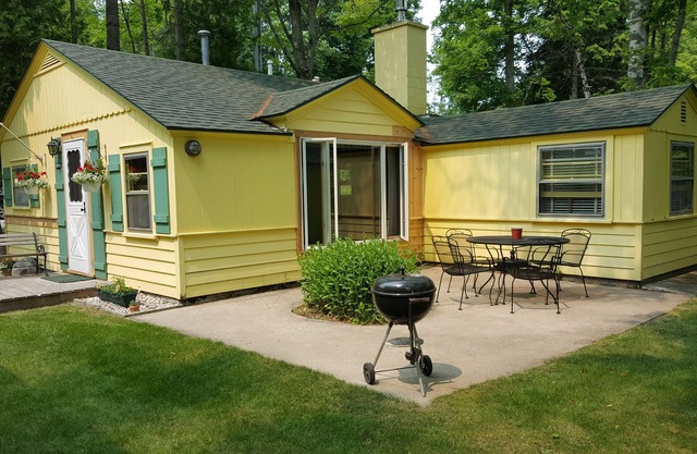 Cozy waterfront cottage in Northport. Easy walk to downtown.