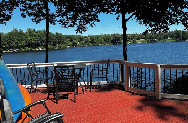 Cozy Waterfront Cottage - 2 private docks, kayaks, pedal boat, grill & firepit!