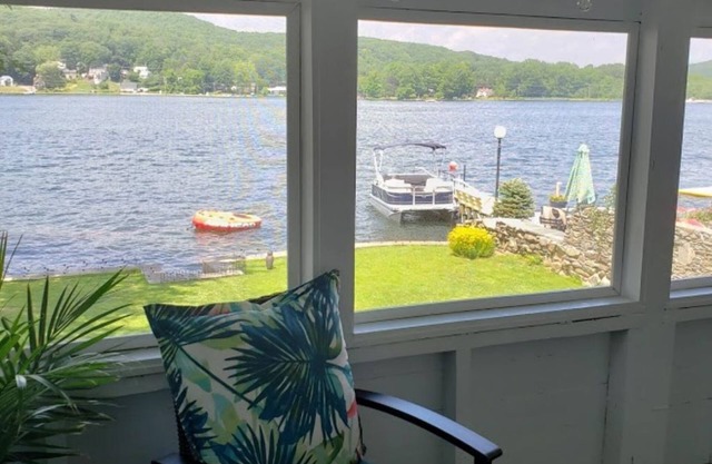 Cozy WATERFRONT Cottage on Highland Lake, CT - central a/c & heat