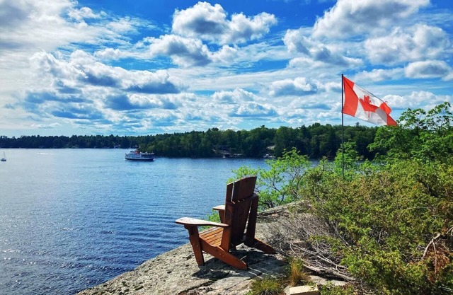 Cozy Waterfront Lake Muskoka Cottage by Cliff Bay