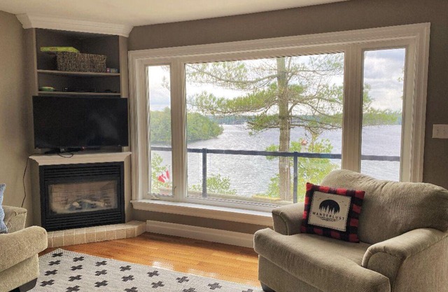Cozy Waterfront Lake Muskoka Cottage by Cliff Bay