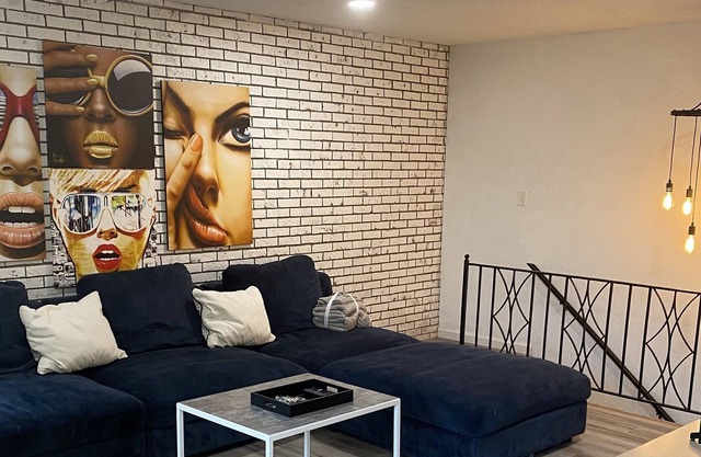 Cozy Westend 4 queen beds, clean, quiet with a walk out basement