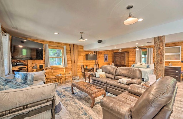 Cozy Wisconsin Studio, 11 Mi to Lake Geneva!