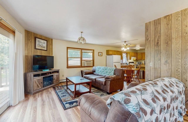 Cozy wooded duplex w/WiFi, full kitchen, shared W/D & near lakes & trails