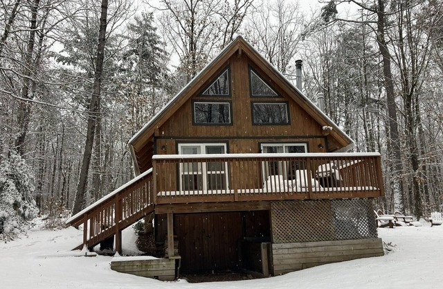 Cozy wooden chalet in the mountains, rivers, and lakes of the White Mountains.