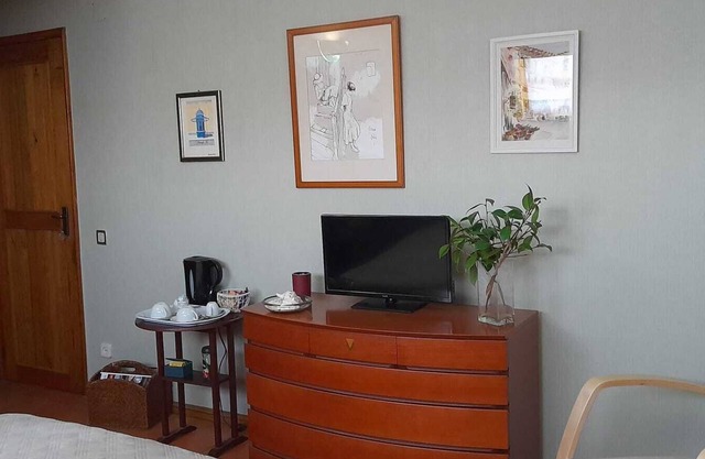 Cozy Yellow House 10m from the beach