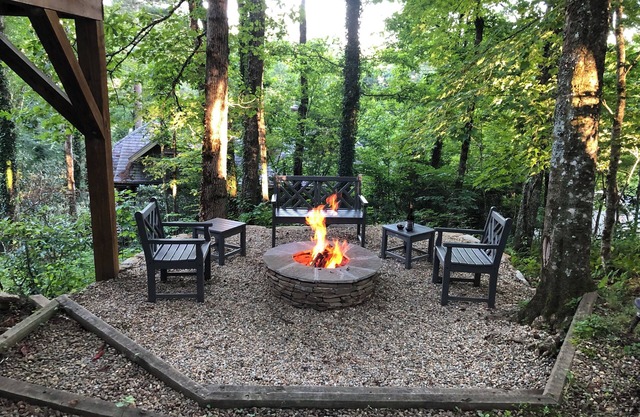 Cozy Yet Modern Cottage. Pet Friendly. 1.3 Miles to Town. Mountain Views.