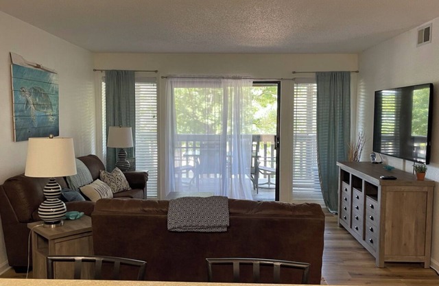 Cozy, Yet Spacious Condo, Hot Tub/Indoor Pool, Close to Everything