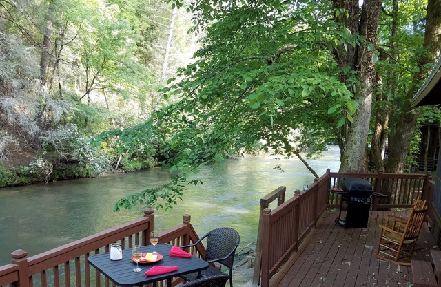 CozyCabinonBankofCartecay/River access/WiFi/Self Check-In&Out/Clean