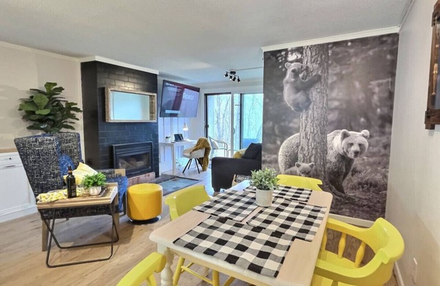 CozyCub- Location, Fireplace, Ski Off/Shuttle On.