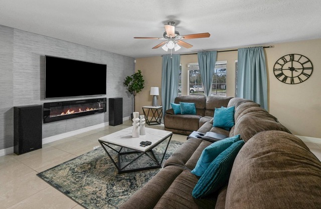 CozyHouse22. A cozy 5 bedroom home conveniently located in the heart of Katy,