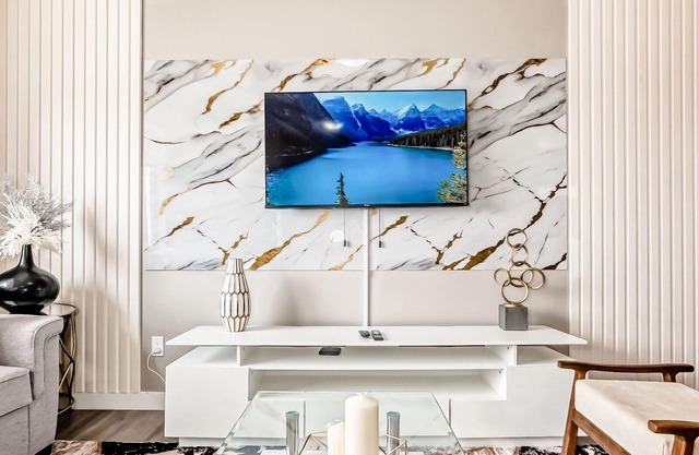 Cozyhub Vacation Rental - CalgarynClose to the Park, YYC Airport/Central AC