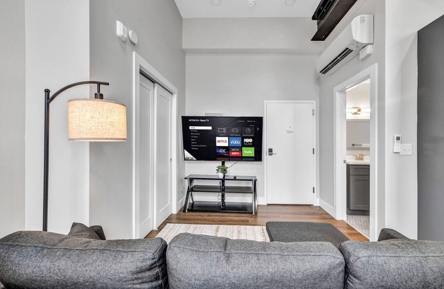 CozyStudio+65"TV+8Min from DT CLE